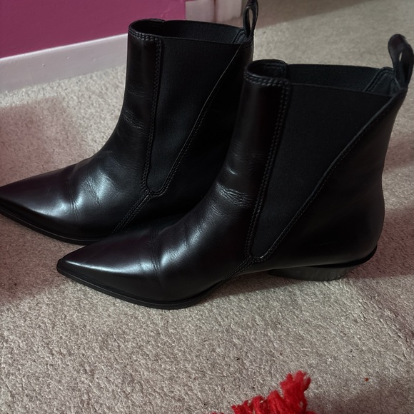 Size 37 EU Burberry Black leather ankle boots - worn only once #ankleboots - Picture 2 of 3